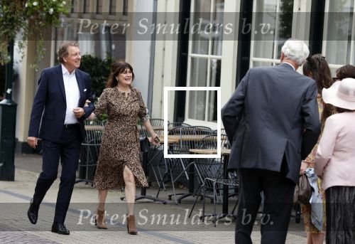 Naarden 24 september 2021
Nina ten Brink de dochter van Robert ten Brink en zijn vrouw Roos trouwt in het gemeentehuis van Naarden Vesting met haar man Laurens Jan . Ze arriveren in een bakfiets.
