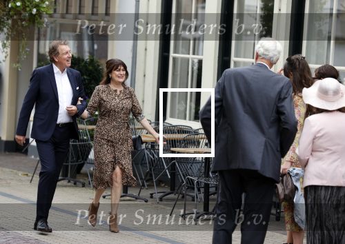 Naarden 24 september 2021
Nina ten Brink de dochter van Robert ten Brink en zijn vrouw Roos trouwt in het gemeentehuis van Naarden Vesting met haar man Laurens Jan . Ze arriveren in een bakfiets.