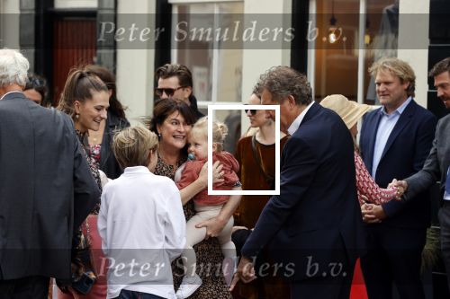 Naarden 24 september 2021
Nina ten Brink de dochter van Robert ten Brink en zijn vrouw Roos trouwt in het gemeentehuis van Naarden Vesting met haar man Laurens Jan . Ze arriveren in een bakfiets.