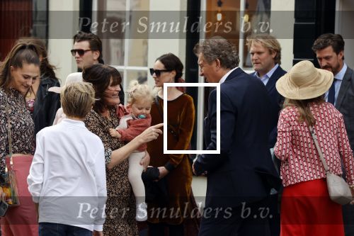 Naarden 24 september 2021
Nina ten Brink de dochter van Robert ten Brink en zijn vrouw Roos trouwt in het gemeentehuis van Naarden Vesting met haar man Laurens Jan . Ze arriveren in een bakfiets.