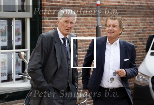 Naarden 24 september 2021
Nina ten Brink de dochter van Robert ten Brink en zijn vrouw Roos trouwt in het gemeentehuis van Naarden Vesting met haar man Laurens Jan . Ze arriveren in een bakfiets.