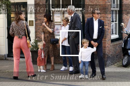 Naarden 24 september 2021
Nina ten Brink de dochter van Robert ten Brink en zijn vrouw Roos trouwt in het gemeentehuis van Naarden Vesting met haar man Laurens Jan . Ze arriveren in een bakfiets.
