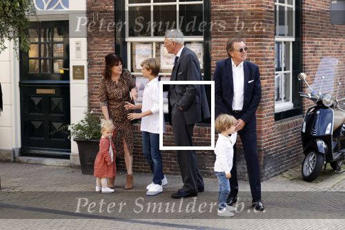 Naarden 24 september 2021
Nina ten Brink de dochter van Robert ten Brink en zijn vrouw Roos trouwt in het gemeentehuis van Naarden Vesting met haar man Laurens Jan . Ze arriveren in een bakfiets.