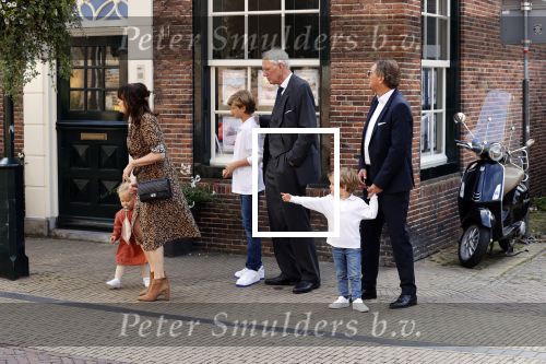 Naarden 24 september 2021
Nina ten Brink de dochter van Robert ten Brink en zijn vrouw Roos trouwt in het gemeentehuis van Naarden Vesting met haar man Laurens Jan . Ze arriveren in een bakfiets.