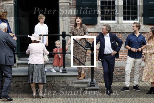 Naarden 24 september 2021
Nina ten Brink de dochter van Robert ten Brink en zijn vrouw Roos trouwt in het gemeentehuis van Naarden Vesting met haar man Laurens Jan . Ze arriveren in een bakfiets.