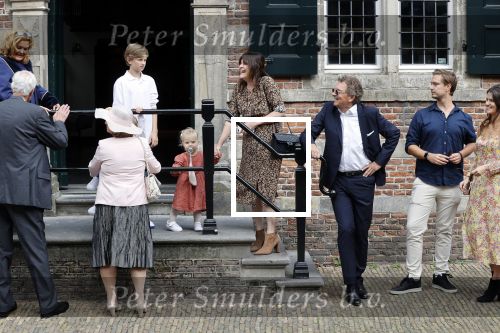Naarden 24 september 2021
Nina ten Brink de dochter van Robert ten Brink en zijn vrouw Roos trouwt in het gemeentehuis van Naarden Vesting met haar man Laurens Jan . Ze arriveren in een bakfiets.