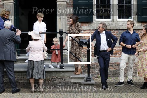 Naarden 24 september 2021
Nina ten Brink de dochter van Robert ten Brink en zijn vrouw Roos trouwt in het gemeentehuis van Naarden Vesting met haar man Laurens Jan . Ze arriveren in een bakfiets.