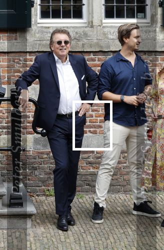 Naarden 24 september 2021
Nina ten Brink de dochter van Robert ten Brink en zijn vrouw Roos trouwt in het gemeentehuis van Naarden Vesting met haar man Laurens Jan . Ze arriveren in een bakfiets.