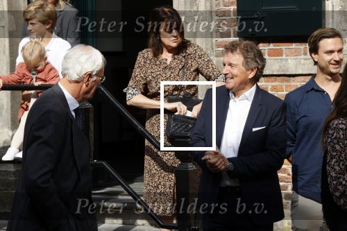 Naarden 24 september 2021
Nina ten Brink de dochter van Robert ten Brink en zijn vrouw Roos trouwt in het gemeentehuis van Naarden Vesting met haar man Laurens Jan . Ze arriveren in een bakfiets.