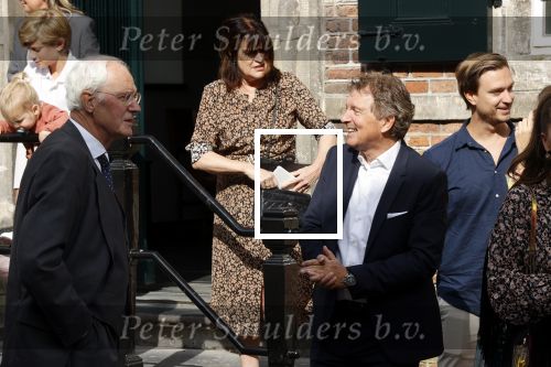 Naarden 24 september 2021
Nina ten Brink de dochter van Robert ten Brink en zijn vrouw Roos trouwt in het gemeentehuis van Naarden Vesting met haar man Laurens Jan . Ze arriveren in een bakfiets.