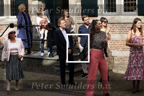 Naarden 24 september 2021
Nina ten Brink de dochter van Robert ten Brink en zijn vrouw Roos trouwt in het gemeentehuis van Naarden Vesting met haar man Laurens Jan . Ze arriveren in een bakfiets.