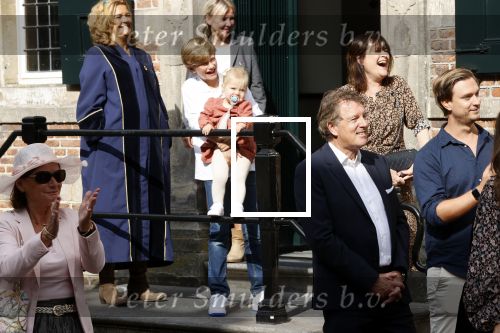 Naarden 24 september 2021
Nina ten Brink de dochter van Robert ten Brink en zijn vrouw Roos trouwt in het gemeentehuis van Naarden Vesting met haar man Laurens Jan . Ze arriveren in een bakfiets.