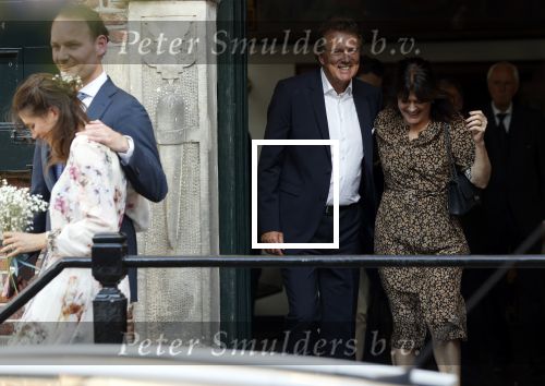 Naarden 24 september 2021
Nina ten Brink de dochter van Robert ten Brink en zijn vrouw Roos trouwt in het gemeentehuis van Naarden Vesting met haar man Laurens Jan . Ze arriveren in een bakfiets.