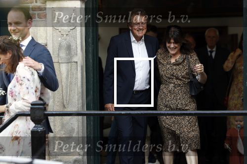 Naarden 24 september 2021
Nina ten Brink de dochter van Robert ten Brink en zijn vrouw Roos trouwt in het gemeentehuis van Naarden Vesting met haar man Laurens Jan . Ze arriveren in een bakfiets.