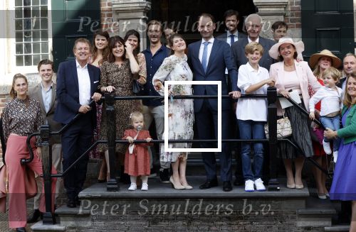 Naarden 24 september 2021
Nina ten Brink de dochter van Robert ten Brink en zijn vrouw Roos trouwt in het gemeentehuis van Naarden Vesting met haar man Laurens Jan . Ze arriveren in een bakfiets.