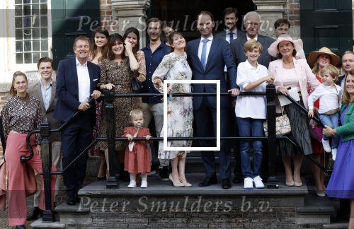 Naarden 24 september 2021
Nina ten Brink de dochter van Robert ten Brink en zijn vrouw Roos trouwt in het gemeentehuis van Naarden Vesting met haar man Laurens Jan . Ze arriveren in een bakfiets.