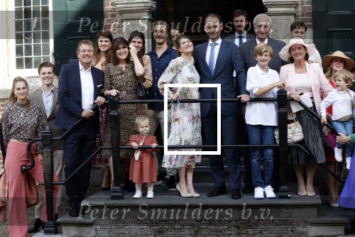 Naarden 24 september 2021
Nina ten Brink de dochter van Robert ten Brink en zijn vrouw Roos trouwt in het gemeentehuis van Naarden Vesting met haar man Laurens Jan . Ze arriveren in een bakfiets.