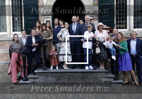 Naarden 24 september 2021
Nina ten Brink de dochter van Robert ten Brink en zijn vrouw Roos trouwt in het gemeentehuis van Naarden Vesting met haar man Laurens Jan . Ze arriveren in een bakfiets.