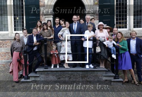 Naarden 24 september 2021
Nina ten Brink de dochter van Robert ten Brink en zijn vrouw Roos trouwt in het gemeentehuis van Naarden Vesting met haar man Laurens Jan . Ze arriveren in een bakfiets.