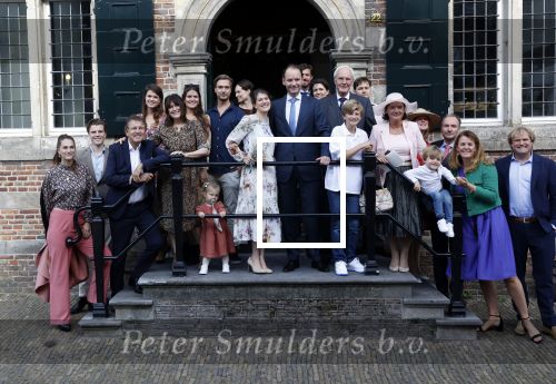 Naarden 24 september 2021
Nina ten Brink de dochter van Robert ten Brink en zijn vrouw Roos trouwt in het gemeentehuis van Naarden Vesting met haar man Laurens Jan . Ze arriveren in een bakfiets.