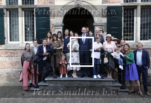 Naarden 24 september 2021
Nina ten Brink de dochter van Robert ten Brink en zijn vrouw Roos trouwt in het gemeentehuis van Naarden Vesting met haar man Laurens Jan . Ze arriveren in een bakfiets.