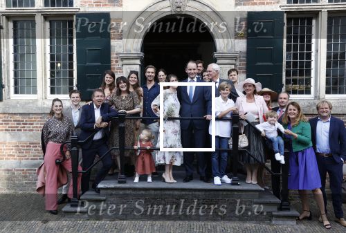 Naarden 24 september 2021
Nina ten Brink de dochter van Robert ten Brink en zijn vrouw Roos trouwt in het gemeentehuis van Naarden Vesting met haar man Laurens Jan . Ze arriveren in een bakfiets.
