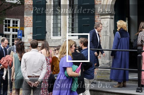 Naarden 24 september 2021
Nina ten Brink de dochter van Robert ten Brink en zijn vrouw Roos trouwt in het gemeentehuis van Naarden Vesting met haar man Laurens Jan . Ze arriveren in een bakfiets.