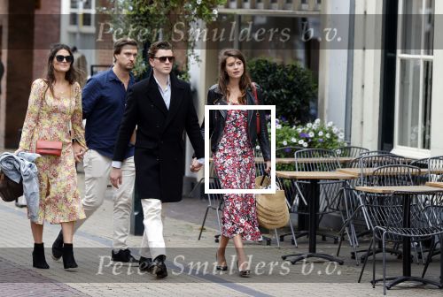 Naarden 24 september 2021
Nina ten Brink de dochter van Robert ten Brink en zijn vrouw Roos trouwt in het gemeentehuis van Naarden Vesting met haar man Laurens Jan . Ze arriveren in een bakfiets.