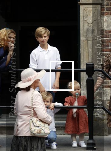 Naarden 24 september 2021
Nina ten Brink de dochter van Robert ten Brink en zijn vrouw Roos trouwt in het gemeentehuis van Naarden Vesting met haar man Laurens Jan . Ze arriveren in een bakfiets.