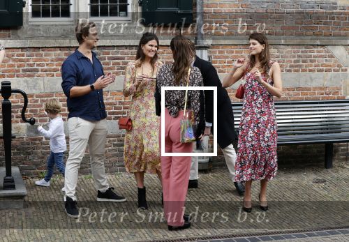 Naarden 24 september 2021
Nina ten Brink de dochter van Robert ten Brink en zijn vrouw Roos trouwt in het gemeentehuis van Naarden Vesting met haar man Laurens Jan . Ze arriveren in een bakfiets.