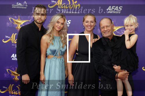 Scheveningen 26 september 2021
Premiere Aladdin in het circustheater.
Ron Boszhard met gezin
