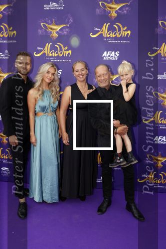 Scheveningen 26 september 2021
Premiere Aladdin in het circustheater.
Ron Boszhard met gezin