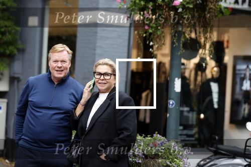 Amsterdam 7 oktober 2021
Ronald Koeman en zijn vrouw Bartina Koeman op de cornelis schuytstraat .