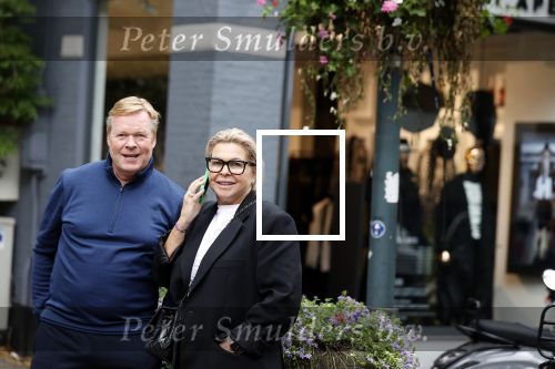 Amsterdam 7 oktober 2021
Ronald Koeman en zijn vrouw Bartina Koeman op de cornelis schuytstraat .