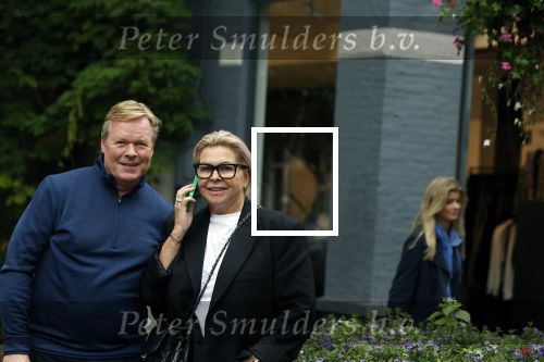 Amsterdam 7 oktober 2021
Ronald Koeman en zijn vrouw Bartina Koeman op de cornelis schuytstraat .