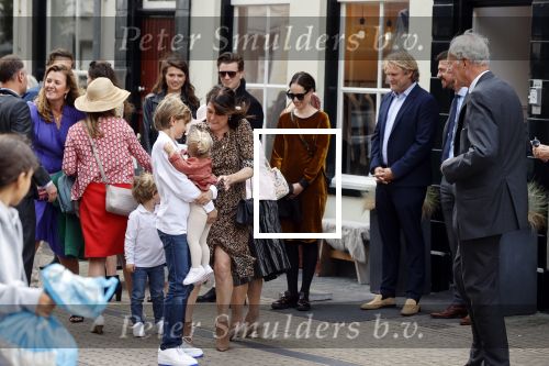 Naarden 24 september 2021
Nina ten Brink de dochter van Robert ten Brink en zijn vrouw Roos trouwt in het gemeentehuis van Naarden Vesting met haar man Laurens Jan . Ze arriveren in een bakfiets.