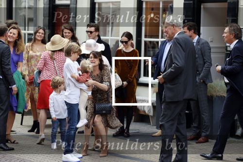 Naarden 24 september 2021
Nina ten Brink de dochter van Robert ten Brink en zijn vrouw Roos trouwt in het gemeentehuis van Naarden Vesting met haar man Laurens Jan . Ze arriveren in een bakfiets.
