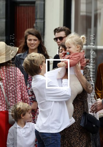 Naarden 24 september 2021
Nina ten Brink de dochter van Robert ten Brink en zijn vrouw Roos trouwt in het gemeentehuis van Naarden Vesting met haar man Laurens Jan . Ze arriveren in een bakfiets.