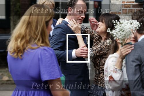 Naarden 24 september 2021
Nina ten Brink de dochter van Robert ten Brink en zijn vrouw Roos trouwt in het gemeentehuis van Naarden Vesting met haar man Laurens Jan . Ze arriveren in een bakfiets.