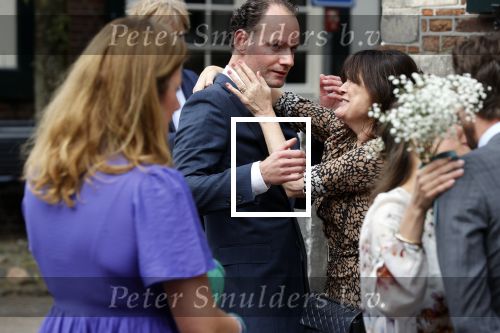Naarden 24 september 2021
Nina ten Brink de dochter van Robert ten Brink en zijn vrouw Roos trouwt in het gemeentehuis van Naarden Vesting met haar man Laurens Jan . Ze arriveren in een bakfiets.