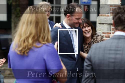 Naarden 24 september 2021
Nina ten Brink de dochter van Robert ten Brink en zijn vrouw Roos trouwt in het gemeentehuis van Naarden Vesting met haar man Laurens Jan . Ze arriveren in een bakfiets.