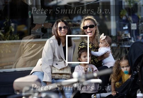 Amsterdam 18 september 2021
Rose Bertram met haar kinderen een een vriendin op terras.
