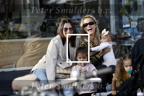 Amsterdam 18 september 2021
Rose Bertram met haar kinderen een een vriendin op terras.