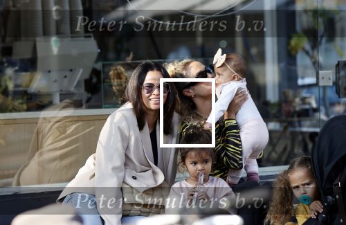 Amsterdam 18 september 2021
Rose Bertram met haar kinderen een een vriendin op terras.