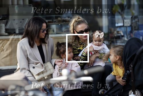 Amsterdam 18 september 2021
Rose Bertram met haar kinderen een een vriendin op terras.