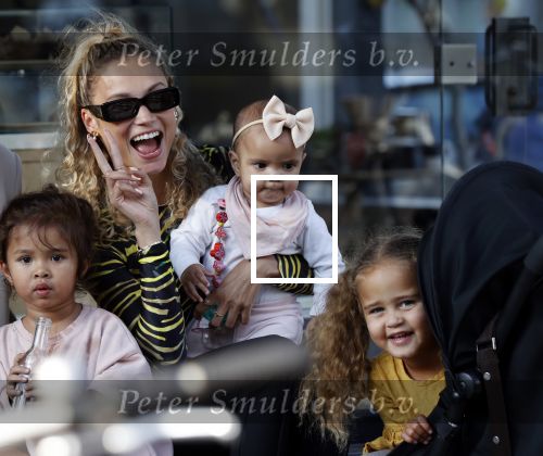 Amsterdam 18 september 2021
Rose Bertram met haar kinderen een een vriendin op terras.