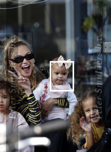 Amsterdam 18 september 2021
Rose Bertram met haar kinderen een een vriendin op terras.