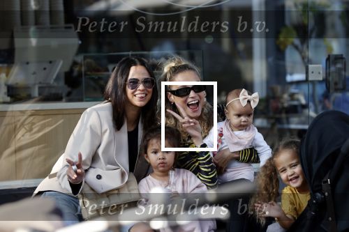 Amsterdam 18 september 2021
Rose Bertram met haar kinderen een een vriendin op terras.