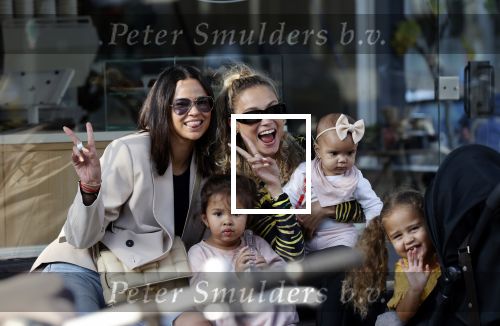 Amsterdam 18 september 2021
Rose Bertram met haar kinderen een een vriendin op terras.