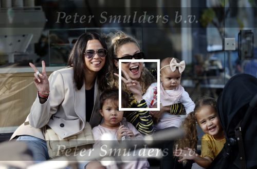 Amsterdam 18 september 2021
Rose Bertram met haar kinderen een een vriendin op terras.